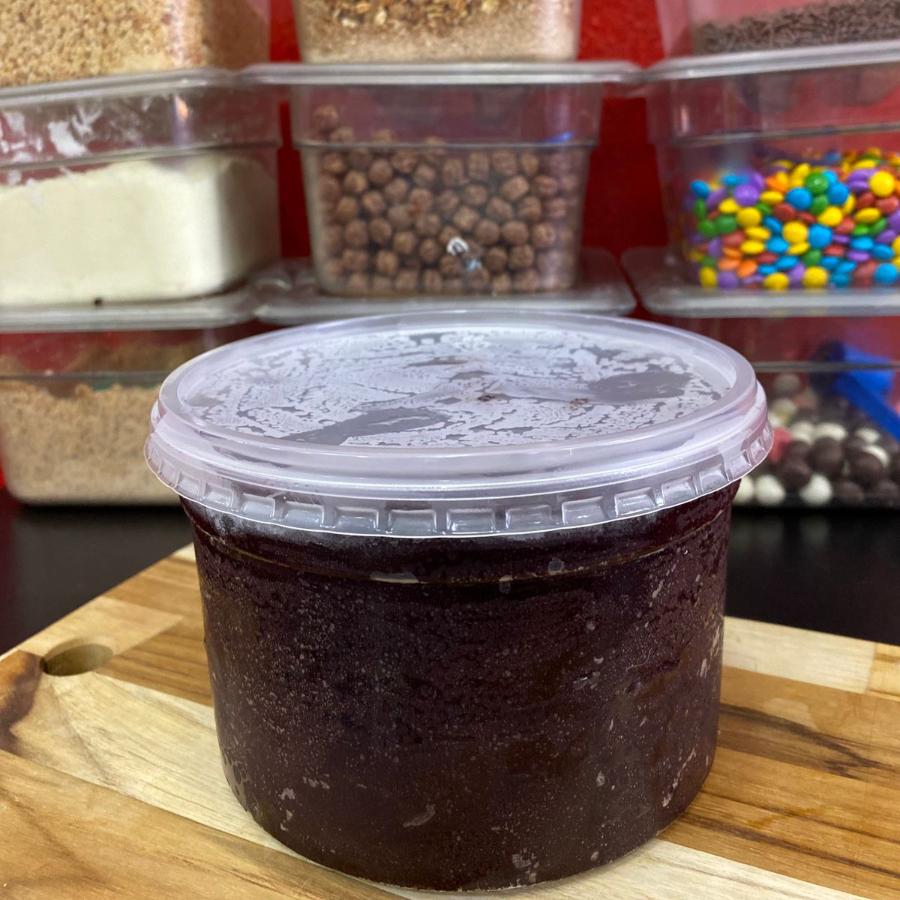 Balde de Açaí (1L) O favorito da galera! 💜 Perfeito para compartilhar e transformar qualquer encontro em festa. Nosso açaí é ultra cremoso, servido na temperatura ideal para manter o sabor intenso do início ao fim. Ideal para dividir com a família ou os amigos! Personalize do seu jeito: Escolha até 4 acompanhamentos generosos e, se quiser elevar o nível, misture com seu sorvete favorito. É a dose de energia e sabor que o seu dia merece!