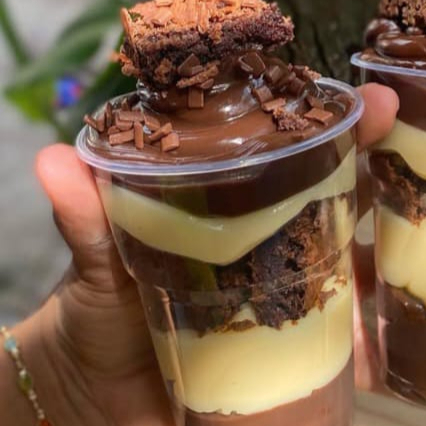 Deliciosas camadas do nosso brigadeiro cremoso, pedacinhos de brownie suculentos, brigadeiro de ninho cremoso. (Copo de 200ml)