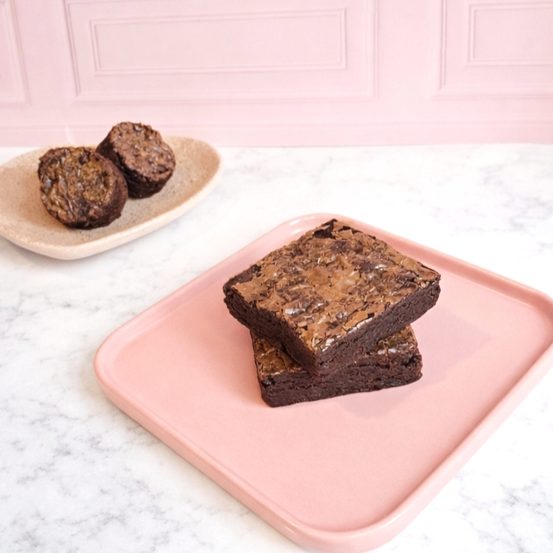 Brownie feito com cacau e chocolate meio amargo, sabor intenso de chocolate. Peso 60 GR