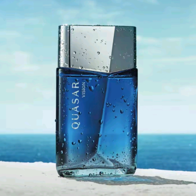 Uma fragrância masculina única e atemporal. Possui notas cítricas e aromáticas instigantes que traduzem o frescor clássico, enquanto as notas metálicas trazem um toque de modernidade. No fundo, a força amadeirada do Cedro confere potência e intensidade para o olfativo.