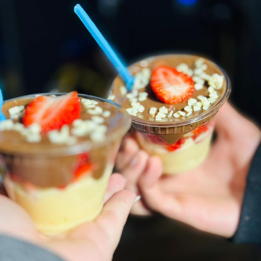 BRIGADEIRO DE NINHO,BROWNIE ,MORANGO,BRIGADEIRO E GRANULADO
