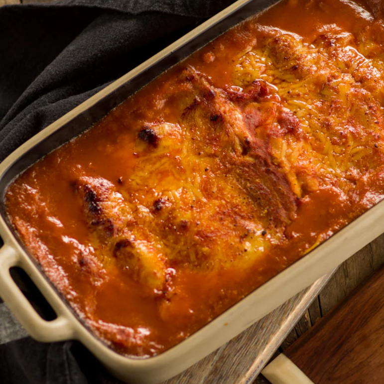1kg de massa caseira recheada com camadas de queijo, presunto e molho sugo coberta com queijo parmesão ralado.