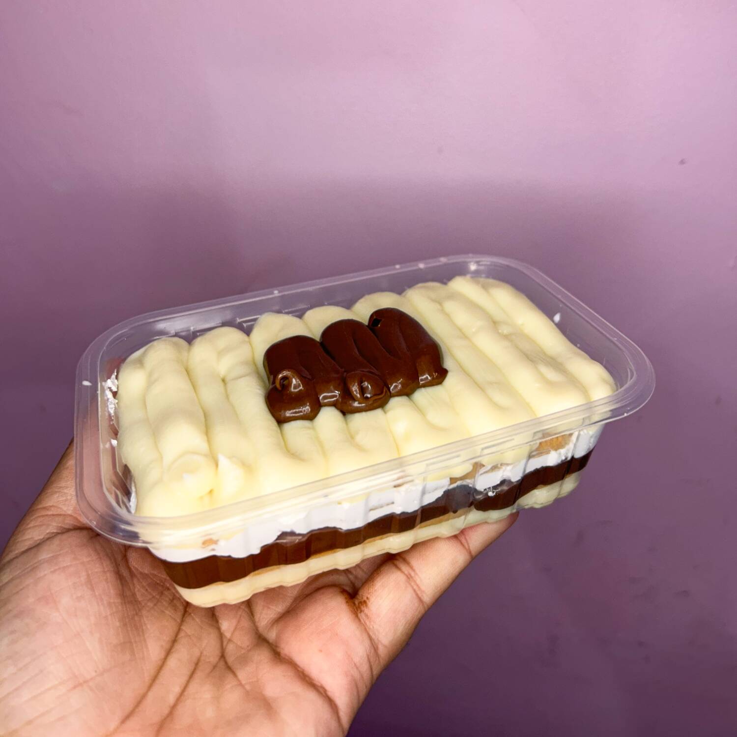 creme de ninho, biscoito maisena, chantininho e nutella no topo