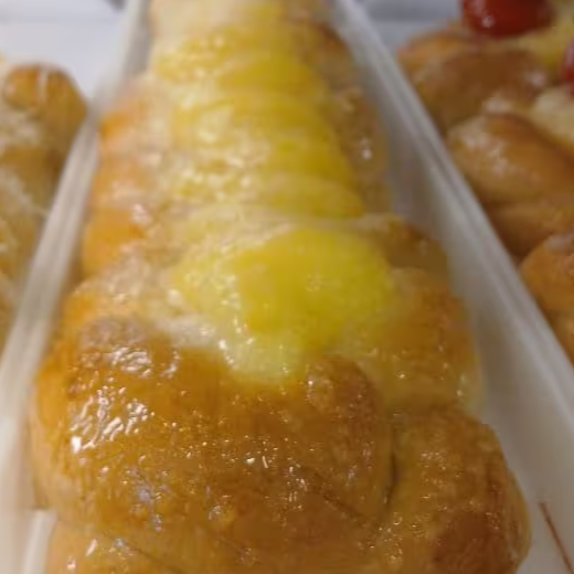 Um delicioso pão coberto com creme e coco.