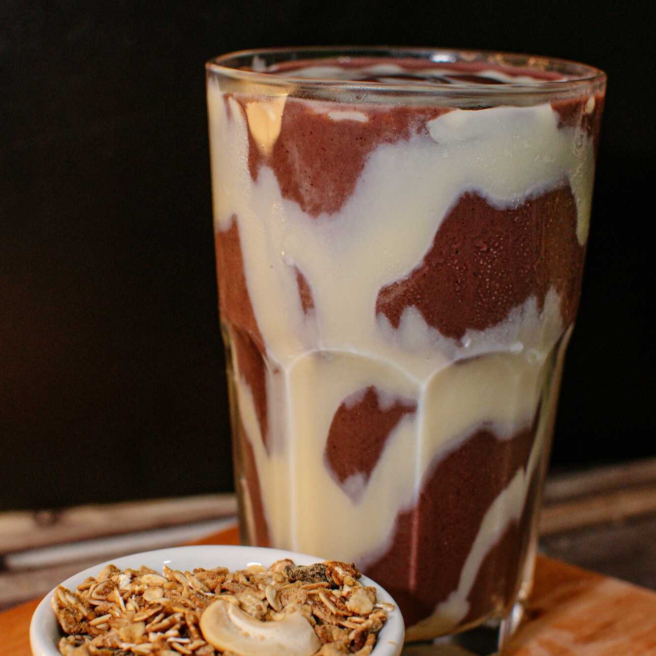 Açaí, banana, leite e granola