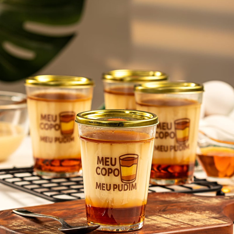 Pudim de Leite Moça, mais ou menos 150gr. No copo americano.