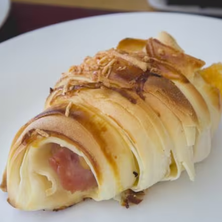 Massa folhada leve e amanteigada, assada até ficar dourada e crocante, recheada generosamente para oferecer sabor em cada camada.