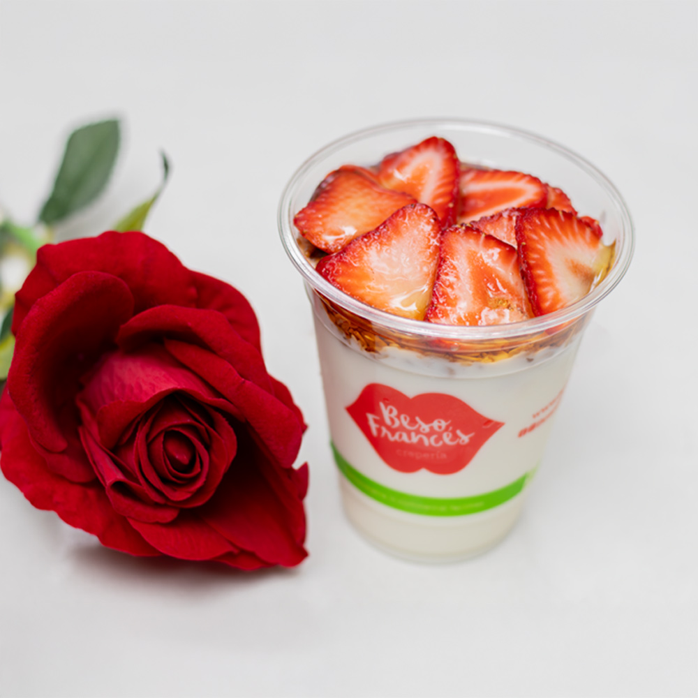 Yogurt Granola Miel Y Fresas