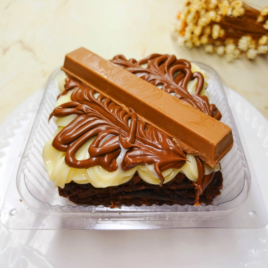 Brownie denso e chocolatudo, coberto com brigadeiro de Ninho cremoso, finalizado com fios de Nutella e KitKat. Uma explosão de sabores e texturas para quem ama sobremesa caprichada!170gm