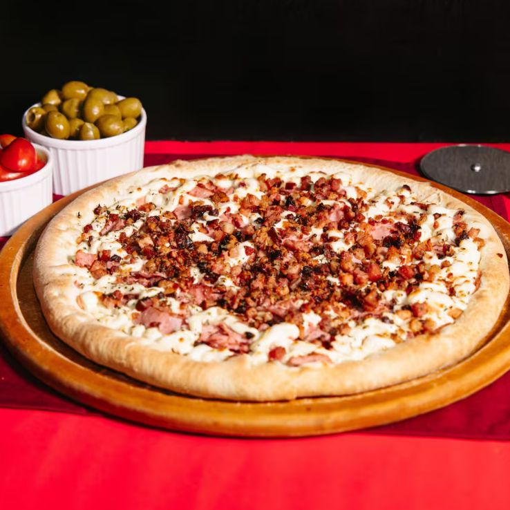 Presunto, champignon, Catupiry e bacon, molho de tomate, azeitonas e orégano.