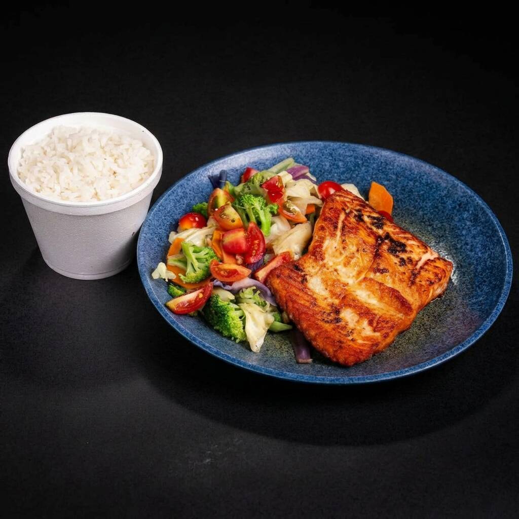 Salmão grelhado na chapa com legumes refogados e arroz branco japones, gohan... Sem alteração!!! Deixe sua avaliação no 99 food sobre esse pedido... Sua avaliação 5.
