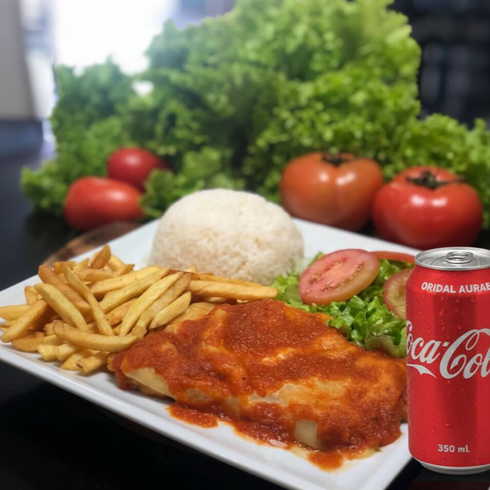 Peito de frango a milanesa com molho ao sugo e queijo, acompanha arroz branco, salada e batata frita. Acompanha Coca Cola 350ml