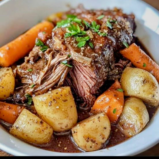 O verdadeiro clássico da culinária brasileira! Cubos de carne bovina selecionados (200g), cozidos pacientemente com ervas e legumes até ficarem super macios e suculentos. Servida com arroz branco soltinho (150g), feijão carioca cremoso (150g) e salada sazonal (100g). Entregue quentinha em nossa embalagem com divisórias. Diferencial: Um prato feito com tempo e carinho, como se fosse feito na sua própria cozinha.