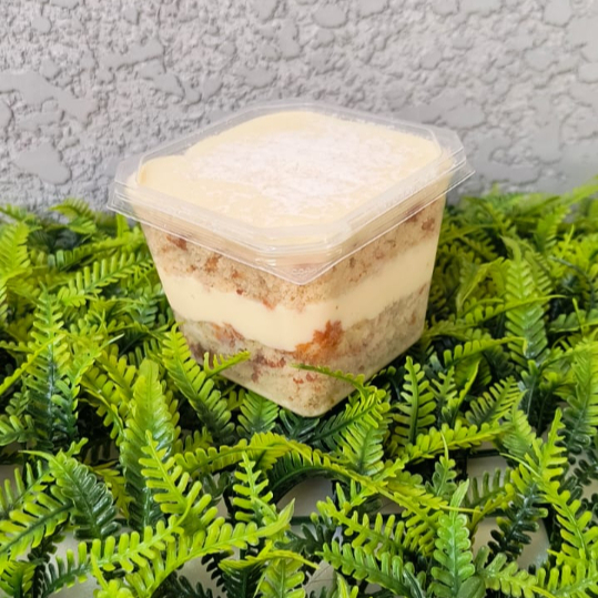 Bolo fofinho sabor baunilha com um saboroso recheio cremoso sabor leite Ninho. Pote de 250ml.