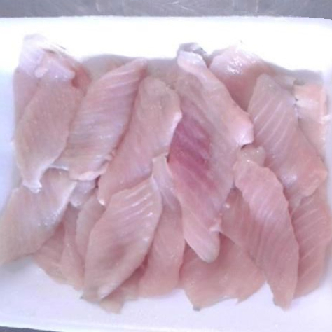 Bandeja com cerca de 500g de filé de tilápia assada, crua e congelada.