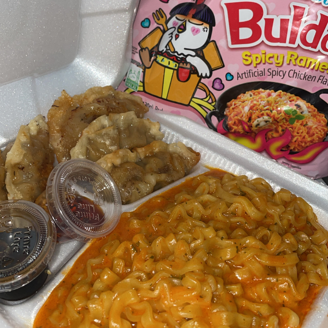 Gyosaz con ramen rosa