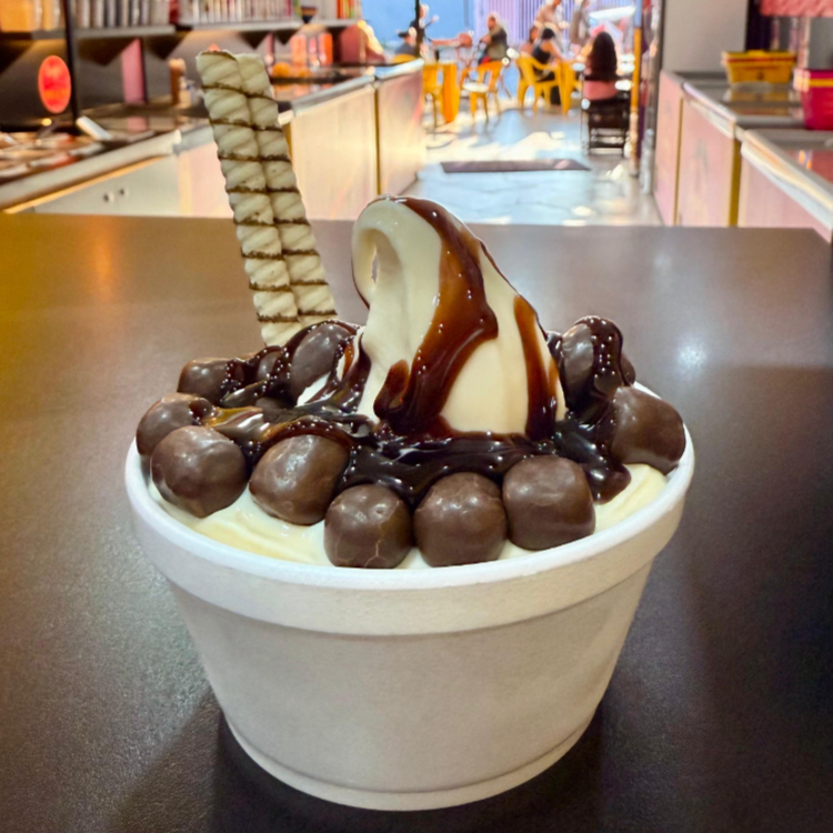 A opção perfeita poara quem busca se refrescar e saborear uma deliciosa sobremesa. Sorvete de baunilha, Chocolate Trento, Calda e Tubetes. Tamanho Unico 240ml.