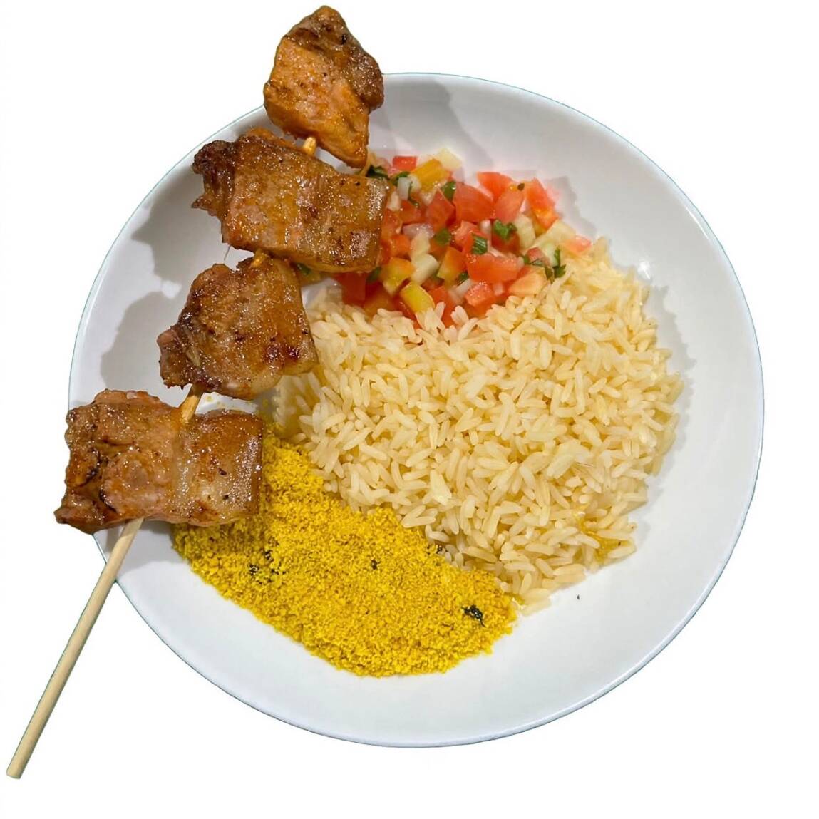 Espeto de porco, tenro e saboroso, grelhado na brasa para um toque especial em qualquer ocasião.