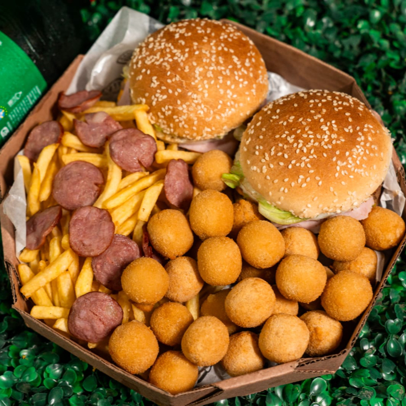 2 x-tudo(carne,queijo,presunto,bacon,maionese temperada,catchup,cheddar cremoso,salada) 15 salgadinhos , batata com calabresa .