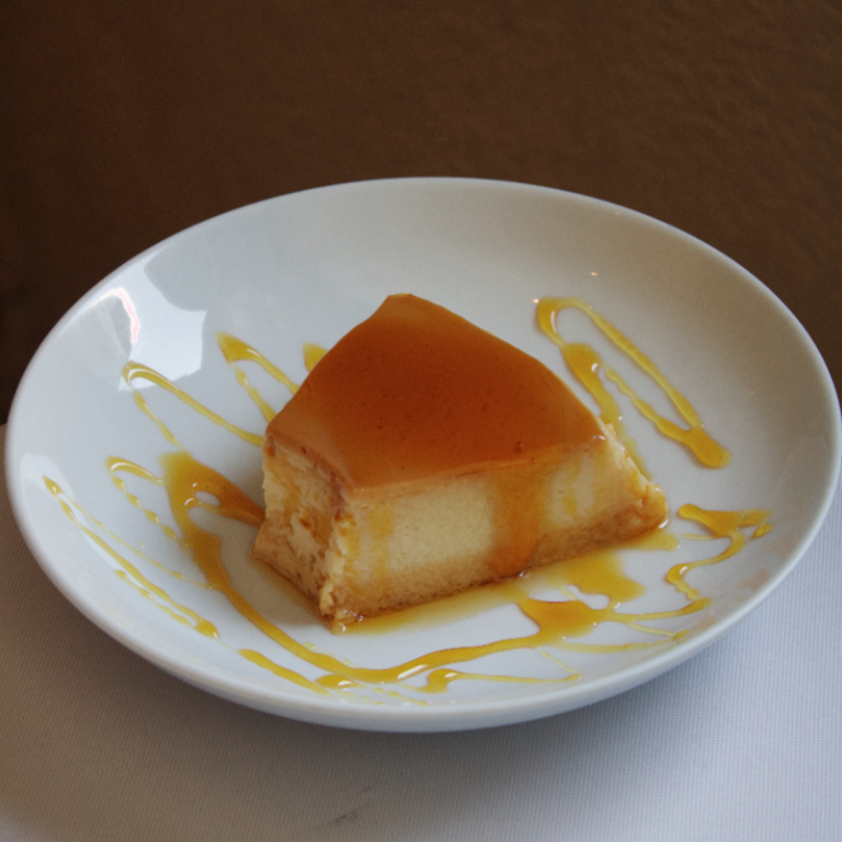 filé de salmão grelhado ao molho de maracujá, guarnecido de batatas souté e arroz com açafrão