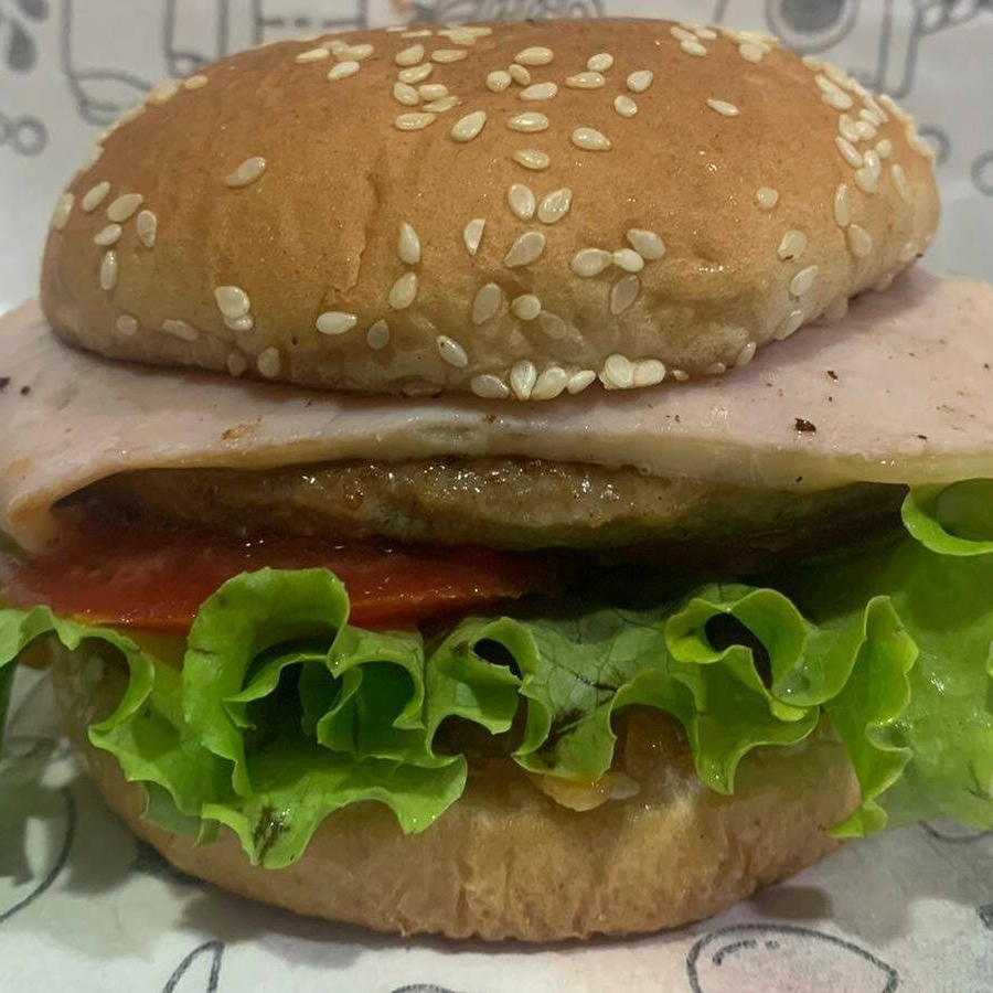 Pão, carne, queijo, presunto, salada e cebola goumert