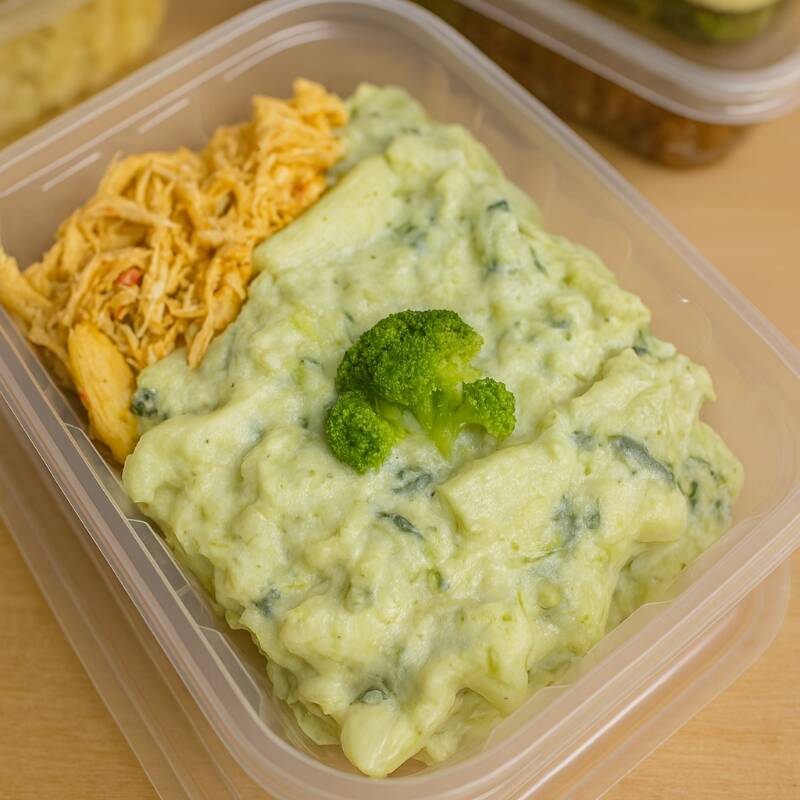 Massa sem glúten envolta em molho verde cremoso, com brócolis e frango desfiado. Leve, colorido e cheio de nutrientes. Saudável, nutritivo, sem trigo e sem leite.