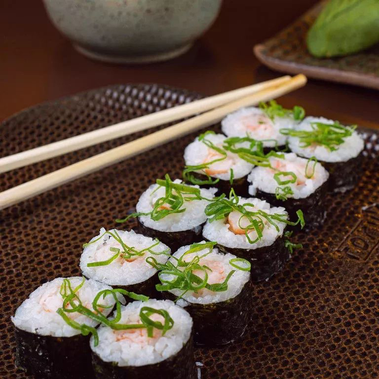 Rolo de sushi com Alga por fora, recheio de Camarão e cream Cheese e arroz.