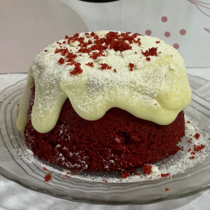 Massa vermelha super fofinha, úmida e aveludada com brigadeiro cremoso (Serve até duas pessoas).