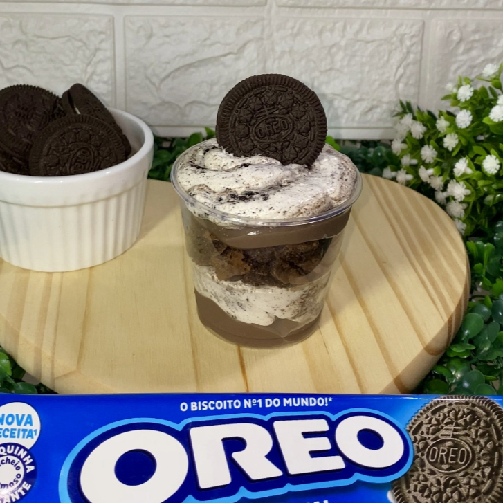 Recheio cremoso de brigadeiro, mousse suave de Oreo, pedaços macios de brownie, mais uma dose de brigadeiro e mousse de Oreo para finalizar. No topo, um biscoito Oreo crocante dando o toque final perfeito