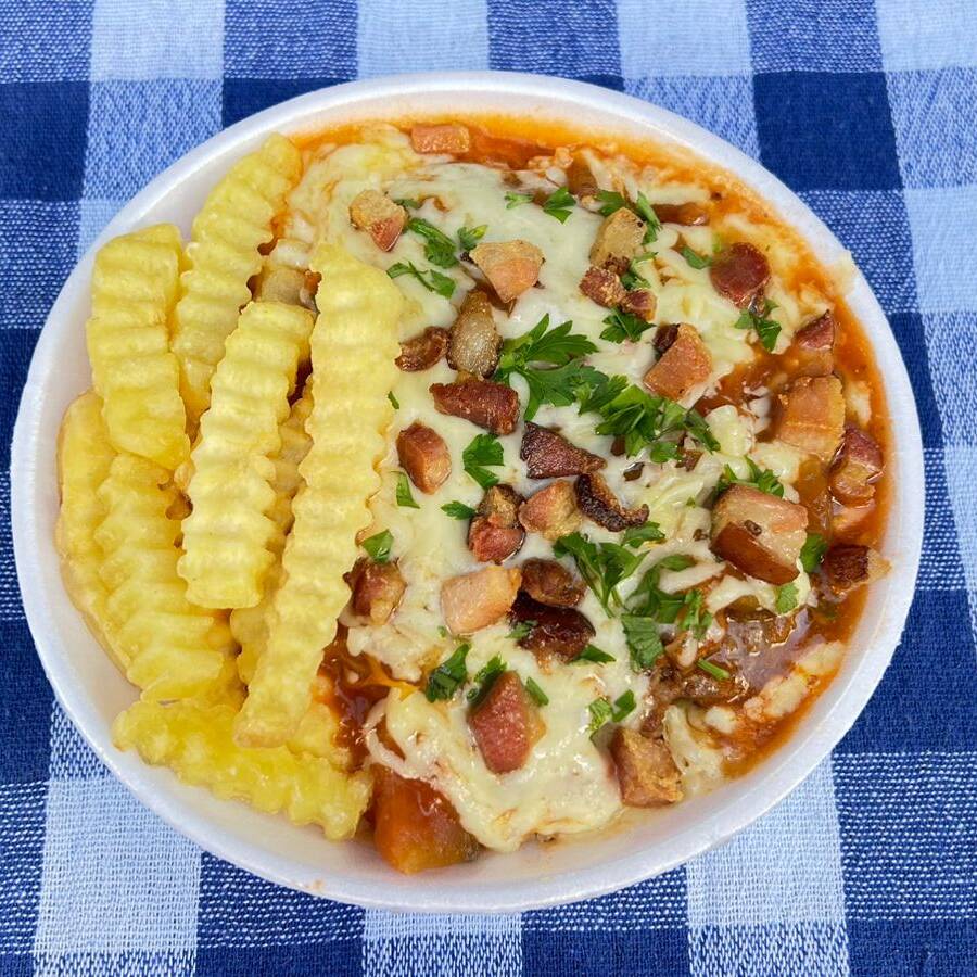acompanha , file a parmegiana ,com muito queijo, batata frita (crinkle) um leve toque com bacon e molho caseiro.