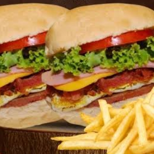 Sendo 2 x tudo( acompanha ovo, bacon, calabresa e frango), 1 porção de batata, 2 refrigerantes lata e 1 açaí de 300ml com leite em pó leite condensado e paçoquinha.