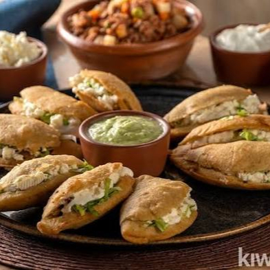 ORDEN DE 3 QUESADILLAS DORADAS DE GUISADO