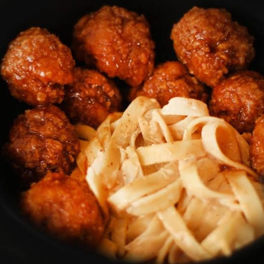 Pasta Alfredo con Boneless Bbq