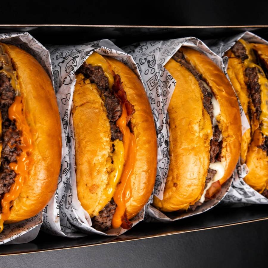 1 SMASH BBQ BACON ( PÃO DE BRIOCHE, MOLHO BBQ, 1 CARNE 100 GRAMAS , QUEIJO PRATO E BACON)
1 SMASH CATUPIRY (PÃO DE BRIOCHE , MAIONESE ,KETCHUP E MOSTARDA , 1 CARNE SMASH , CATUPIRY MARCA ORIGINAL , QUEIJO PRATO E BACON)
1 SMASH CHEDDAR BACON (PÃO DE BRIOCHE, MAIONESE ,KETCHUP,MOSTARDA , 1 CARNE SMASH , CHEDDAR CREMOSO ,QUEIJO PRATO E BACON )
1 SMASH CLASSICO ( PÃO DE BRIOCHE , MAIONESE , 1 CARNE SMASH E CHEDDAR CREMOSO )