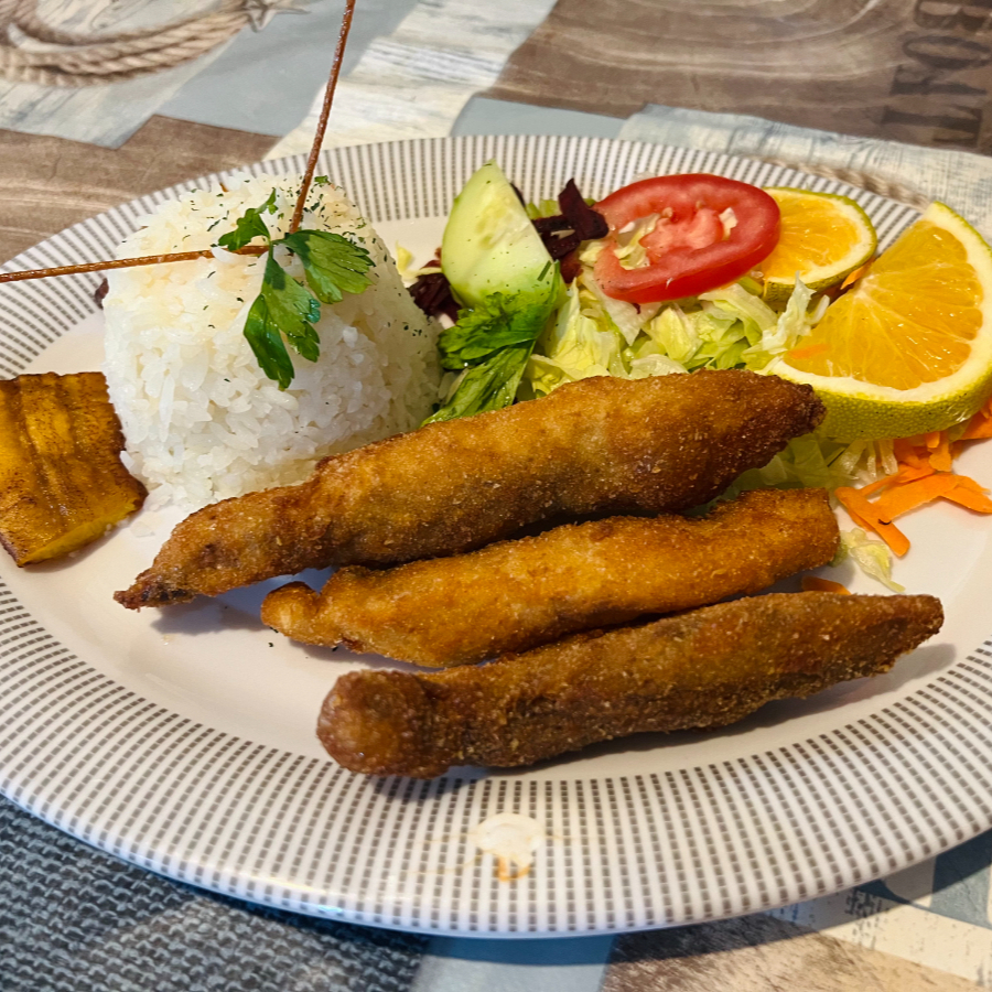 Tiritas de Pescado con Arroz y Plátano Frito