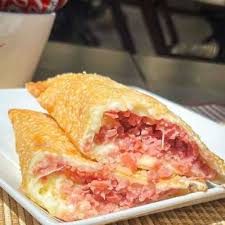 Massa artesanal ELITE, bastante recheio de queijo e presunto