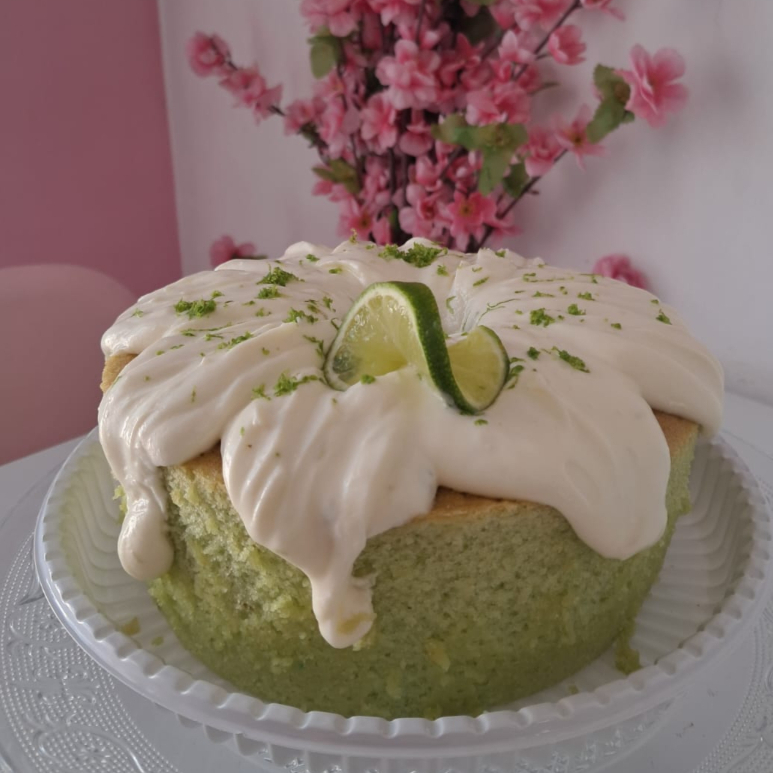 Bolo de limão macio e fofinho, com cobertura cremosa e aquele toque cítrico irresistível. Perfeito pra quem ama um doce leve e refrescante!