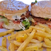 2 Hamburguesas Sencillas más Papas Fritas