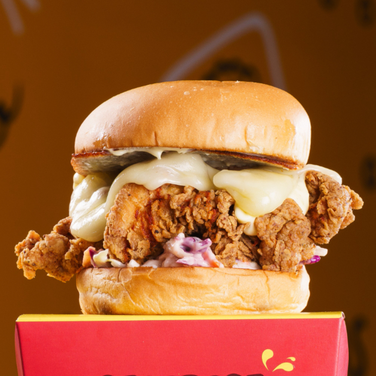 Fabuloso Lanche York preparado no pão Brioche, com melhor Frango Frito Crocante, Salada Coleslaw, Queijo e Molho. Foto Ilustrativa.