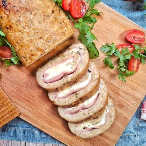 Rocambole Recheado com Catupiry, Milho e Presunto – Xico do Frango Massa leve e douradinha, recheada com cremoso Catupiry, milho verde e presunto. Um rocambole irresistível, perfeito para qualquer ocasião!