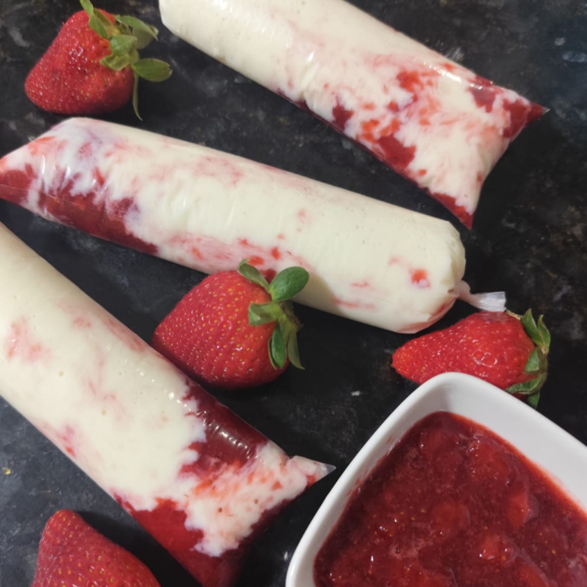 Feito com base super cremosa de Leite Ninho e uma deliciosa geléia caseira de morango em pedaços. Aprox.160g