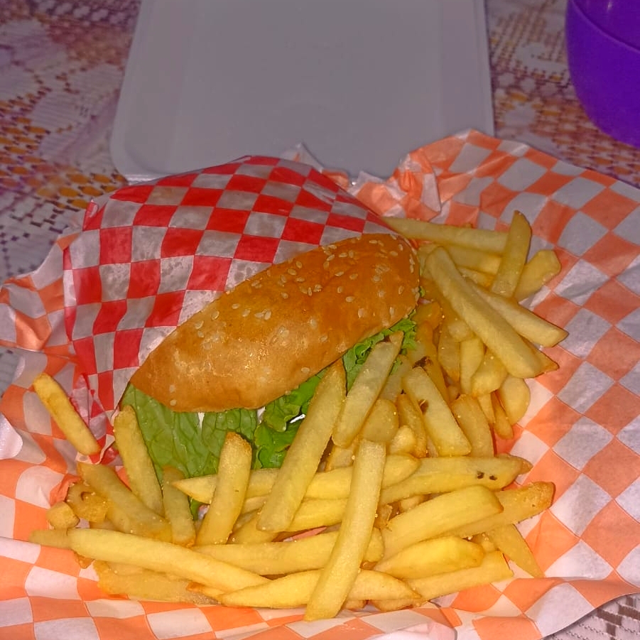 HAMBURGUESA SENSILLA CON PAPAS