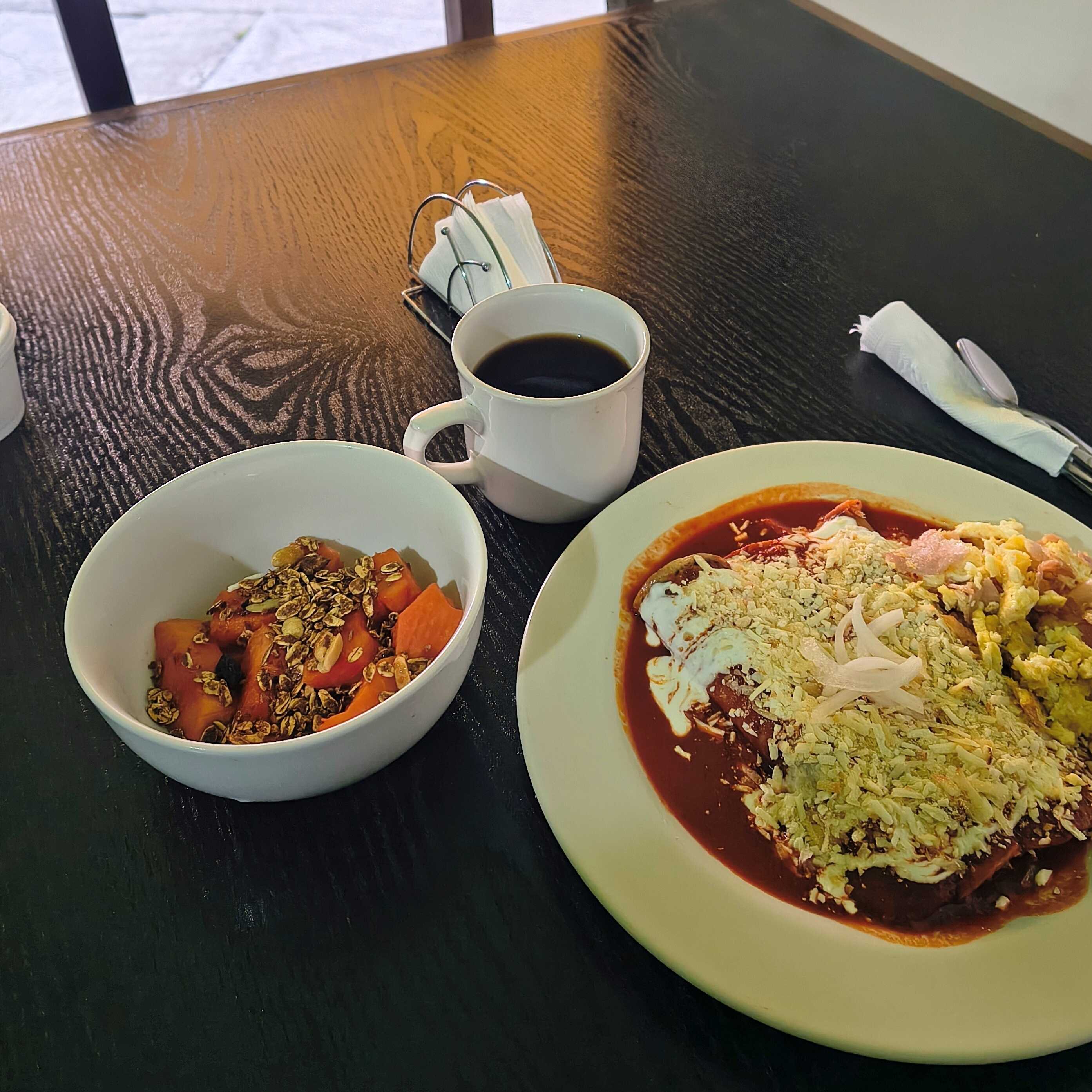 Combo Antojito Completo Enchiladas + Fruta + Café