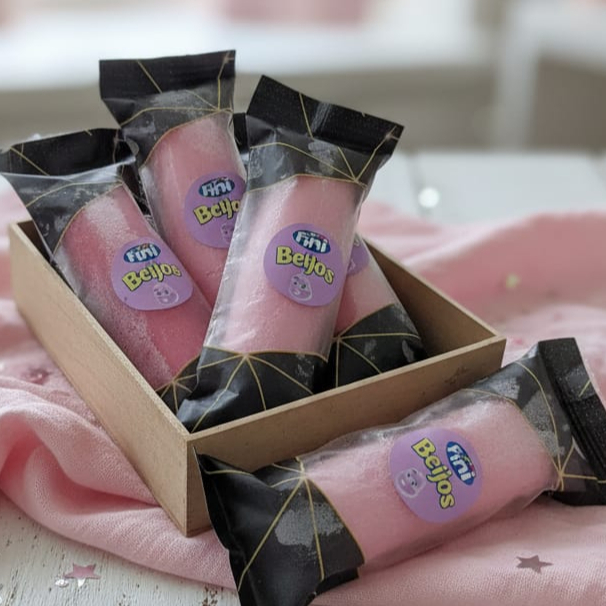 Geladinho Gourmet de Beijos Fini (A Goma Amada!) Traga a diversão da sua bala favorita para o seu copo! Este geladinho é feito com o sabor frutado e inconfundível dos Beijos Fini, combinados com a nossa base extra cremosa. É doce na medida certa, com um toque delicioso de guloseima. Perfeito para matar aquela vontade de doce de um jeito diferente e refrescante!