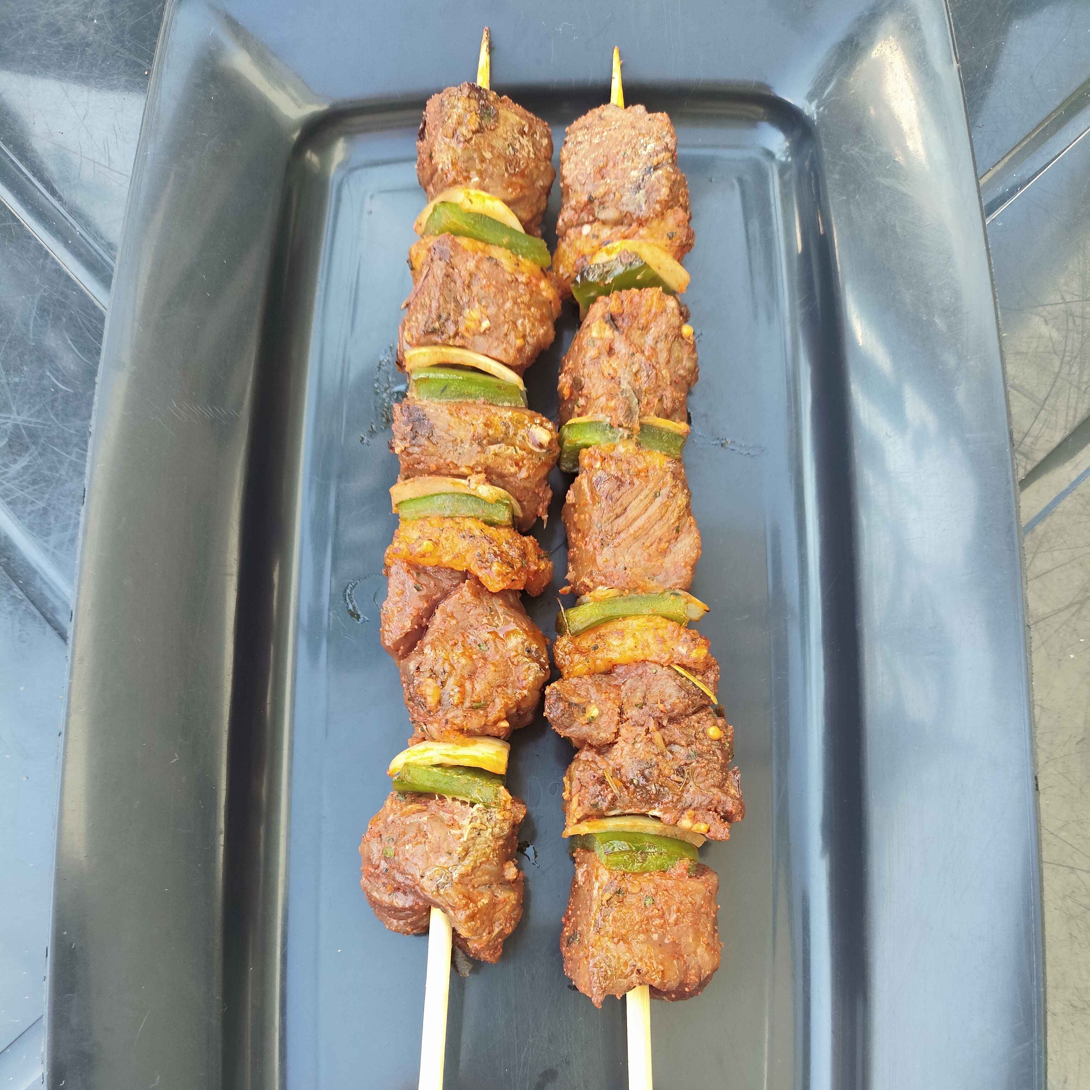 Alcatra com pimentão e cebola na brasa.