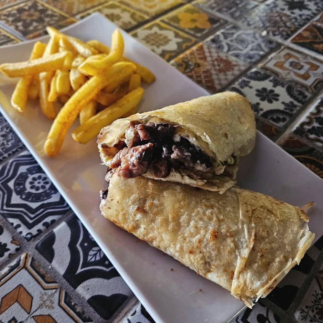 2 Burritos y Refresco Combo