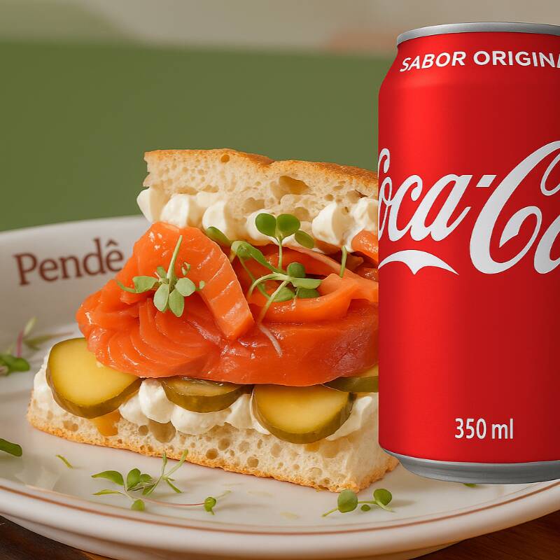 Focaccia/ Salmão (gravilax da casa)/ Coalhada/ Picles. + Refri Lata