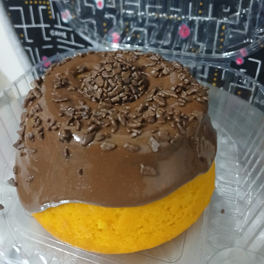 Massa caseira de cenoura macia e saborosa, coberta com chocolate cremoso e finalizada com crocantes granulados de chocolate. Uma combinação clássica e irresistível que agrada todos os paladares. Tamanho compacto de 12 cm, perfeito para aquele momento doce sem exageros.