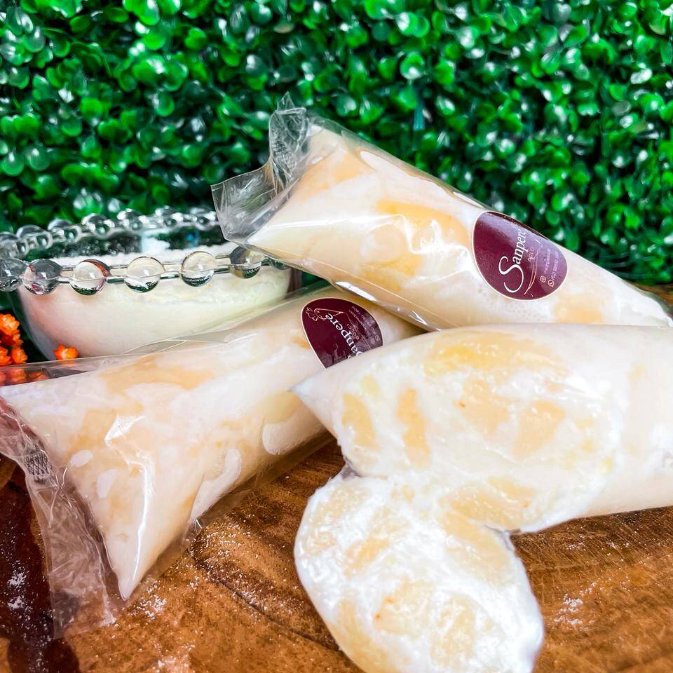 A combinação perfeita entre a cremosidade irresistível do Leite Ninho e o toque tropical e refrescante do abacaxi! Feito com uma base super cremosa e pedaços de abacaxi. Uma explosão de sabor a cada mordida!
Serve até 1 pessoa (Aprox. 140g)