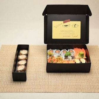 5 Sashimis de Salmão; 2 Niguiris Skin; 2 Niguiris de Salmão; 2 Gunkans (Nin Niku Eby e Remon Joy); 4 Uramakis Skin; 4 Uramakis de Salmão; 5 Hot Philadelphia com Crispy de Couve (servidos à parte)